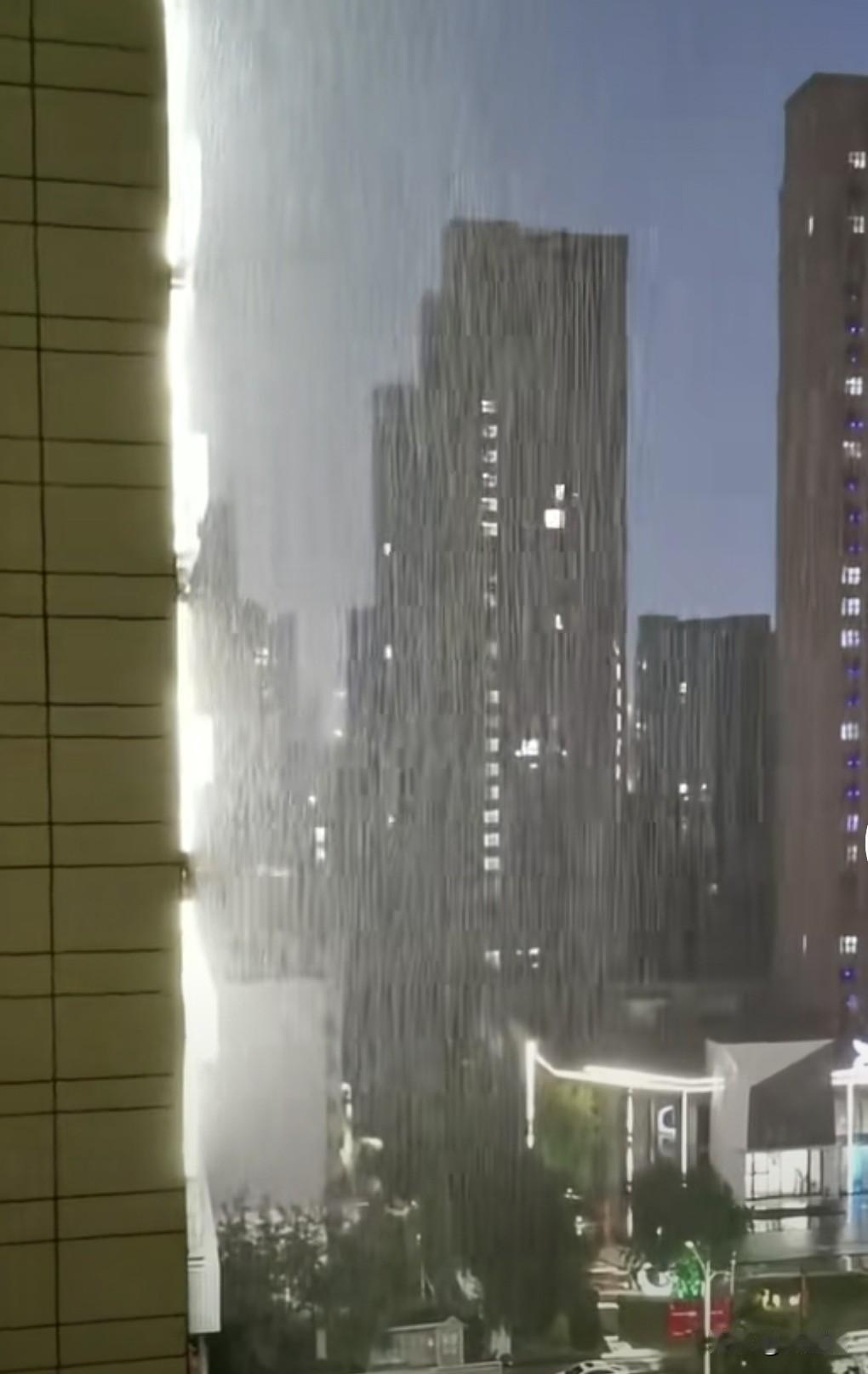 窗外，雨下个不停。中午包了饺子，中午11点多时，孩子醒了，昨天月考完，晚上回