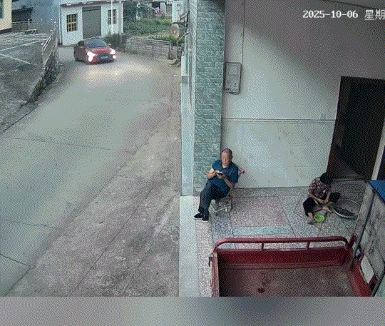 一男子国庆中秋节没能回家，于是男子便打开老家监控，查看中秋当天老家的爷爷奶奶在干