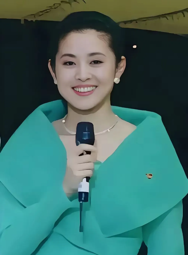 谁没青春靓丽过，就凭这美艳姿色，陈红怎能比。不但颜值一流，人家还是名主持，名演员