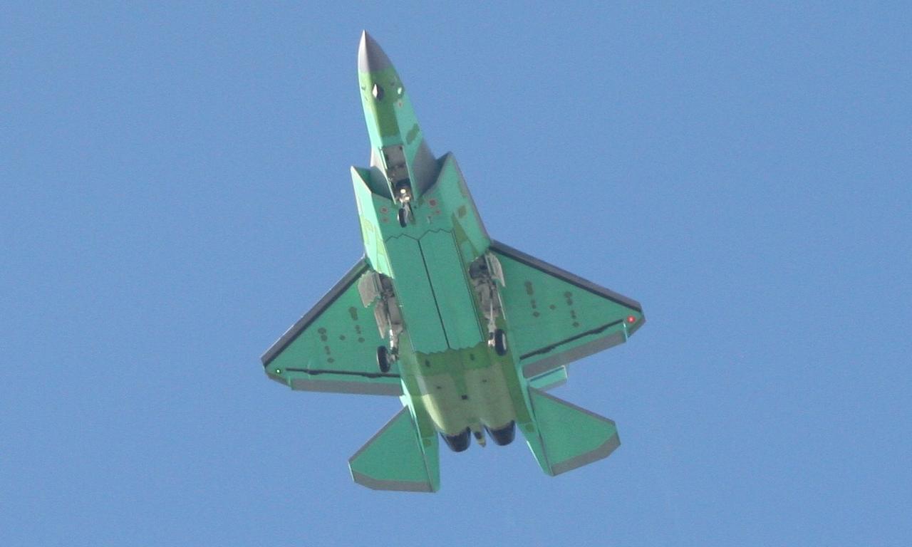 2026年下线试飞的空军版歼-35A（前单轮、机翼和襟翼没有折叠缝隙），和海军版