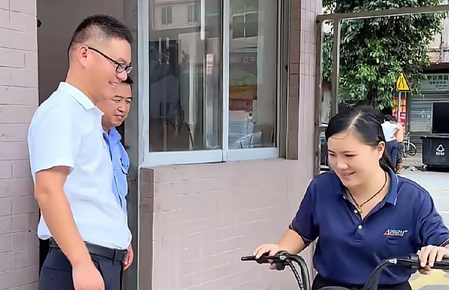 在广东东莞一家工厂，上班铃响近20分钟后，一名女员工骑电动车匆匆赶来。撞见站在门