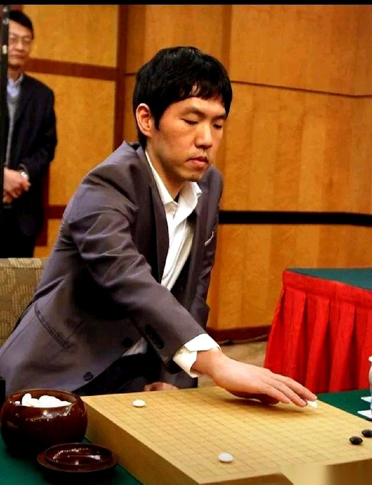 柯洁在比赛里结结实实地吞了申真谞一个10连败。只要把舞台换到决赛拿冠军，柯洁的成功率是10进8，申真