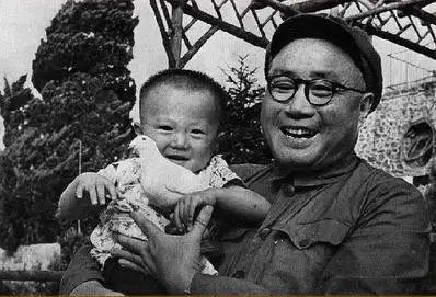 1916年3月，重庆临江门外，一间德国医生开的诊所。一个头缠白布的年轻军人走