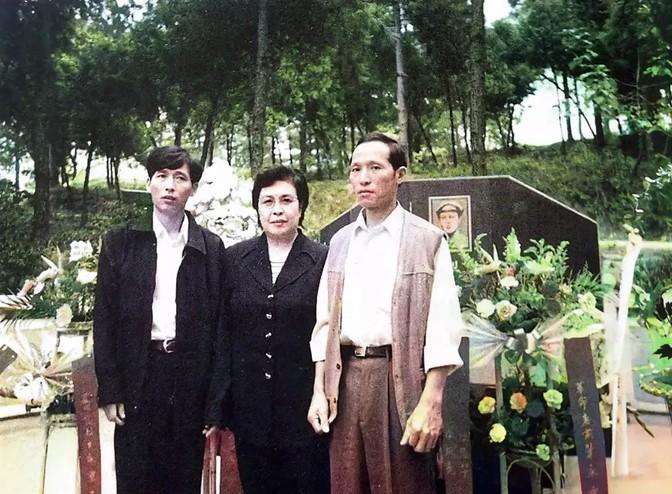 1998年，曾志去世，骨灰下葬井冈山，陶斯亮与大哥石来发及孩子们前来参加祭拜，留