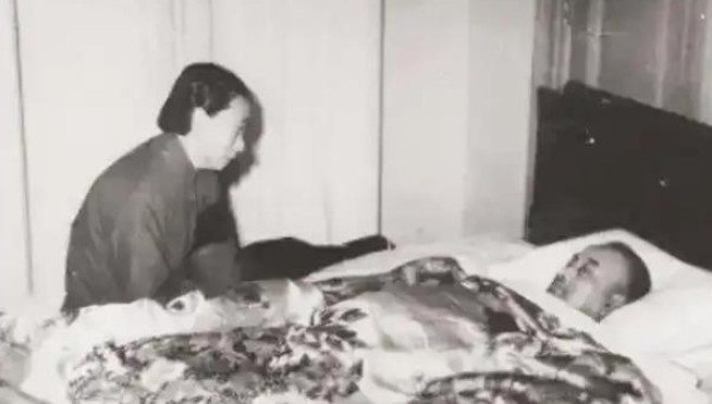 1961年，上海丁香花园的病房里，陈赓大将用尽最后一丝力气，尝了一口冒着热气的雪