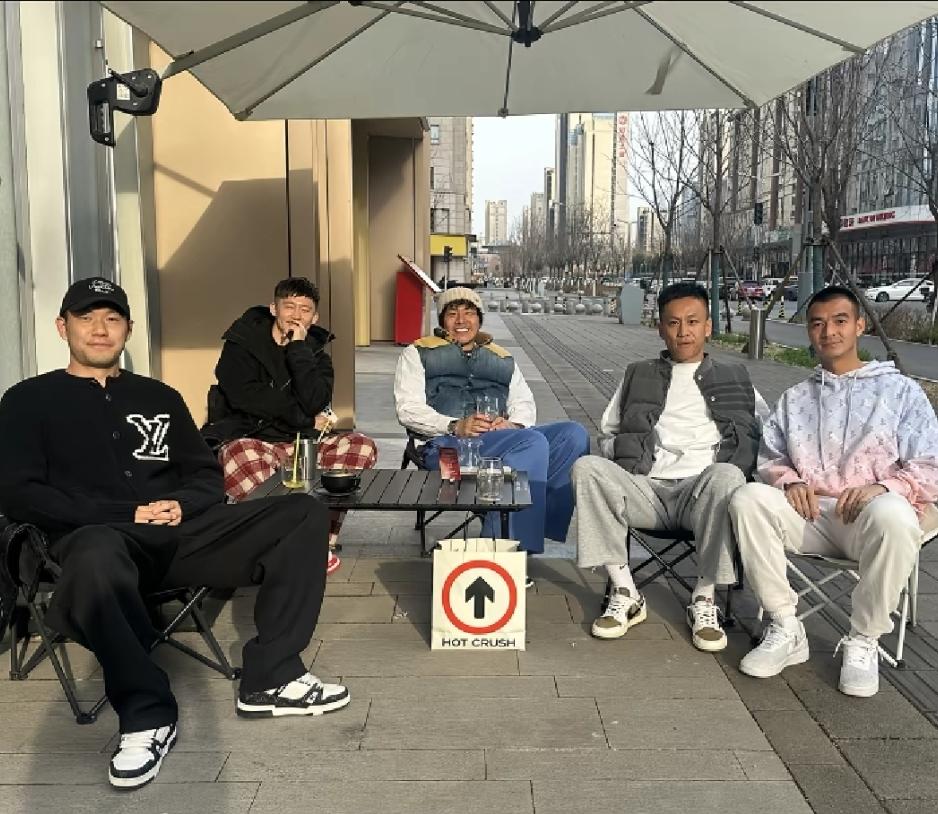 京鲁大战结束以后，泰山球员又去张驰的咖啡馆小聚，相比赛前只有王大雷和张驰小聚合影