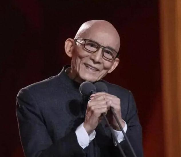 游本昌女儿游思涵说：“父亲最后两三天选择不吃不喝，我们也没强行喂饭，也没送医院抢