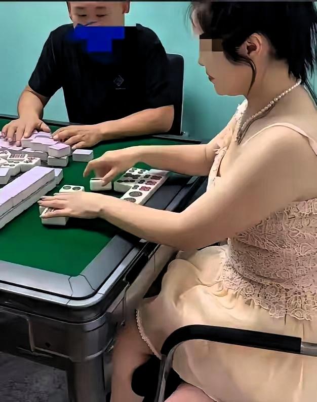 10月1日凌晨，在贵州惠水涟江街道的一家棋牌室里，4个人从晚上10点一直打到凌晨