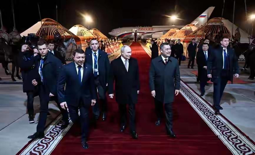 金雕仪仗队压阵！普京获吉国顶格接待，中亚博弈暗潮汹涌普京这趟中亚之行，排面