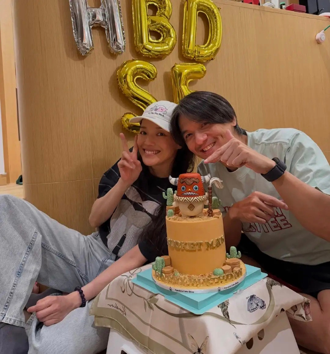 舒淇回香港为老公冯德伦庆祝52岁生日，夫妻俩在家里低调庆祝，两只宠物猫都有出镜，