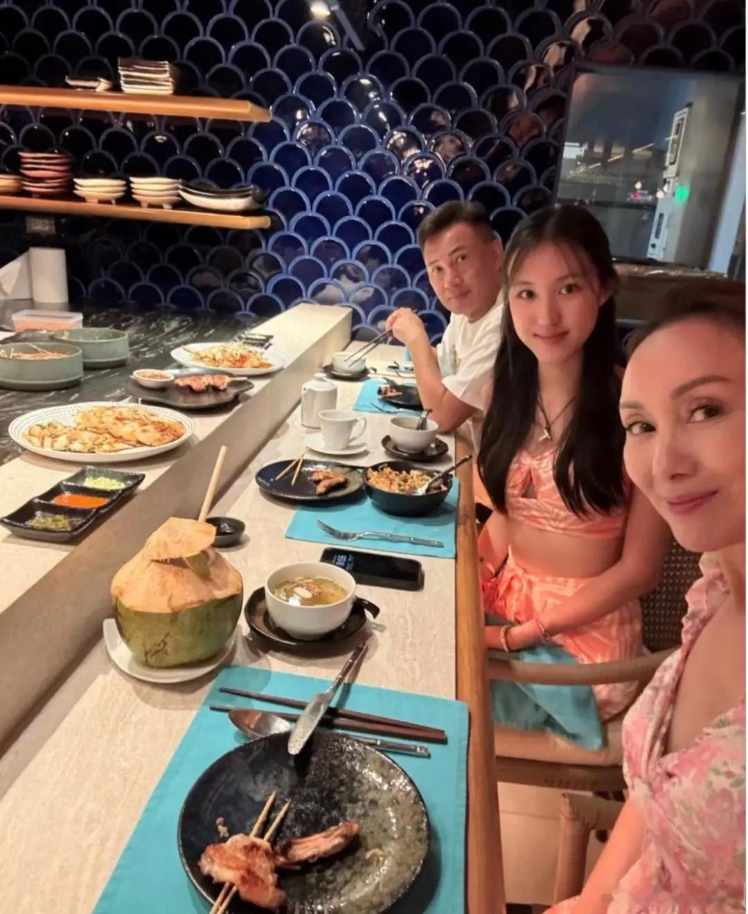 57岁郭可盈和老公林文龙带女儿到普吉岛度假。她女儿长得亭亭玉立的大姑娘，母女俩穿