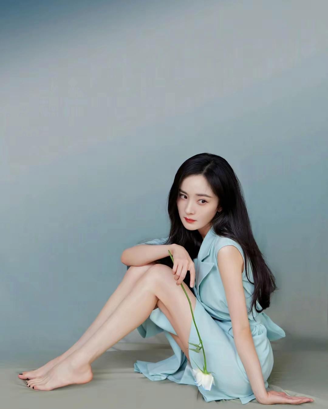 杨幂的白嫩美腿美脚丫是一绝，很清爽