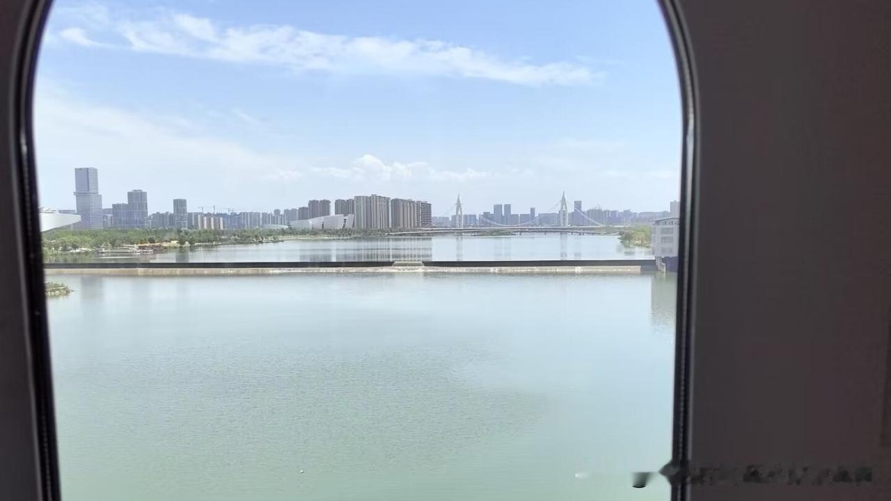 “火车座位”是人坐，对号入座是对人，高铁一人占三座你觉得合理吗？8月18日，