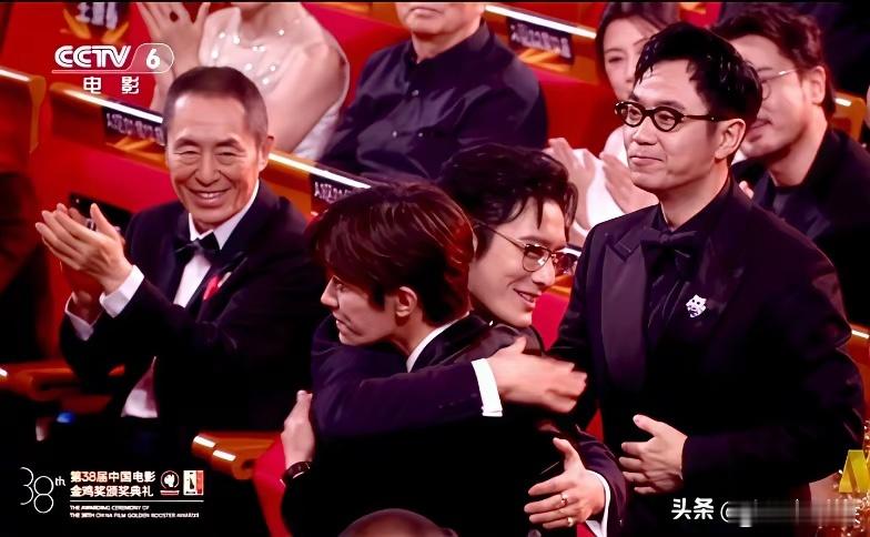 易烊千玺是真年轻呀！金鸡奖评委会主席，大导演张艺谋就坐在隔位不远处，在获奖后，先