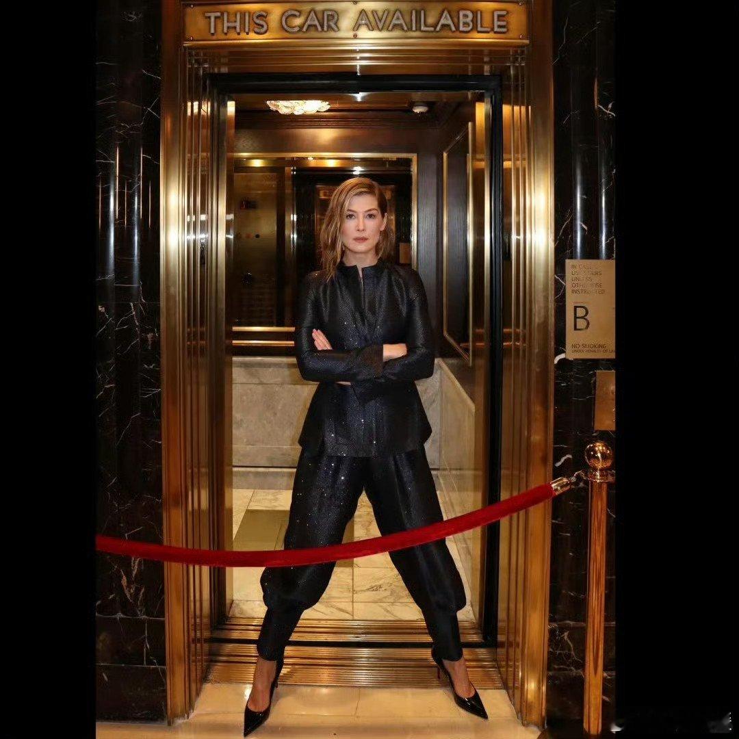 有些坏女人爱上就恨不起来裴淳华在《惊天魔盗团3》塑造的坏女人，魅力爆棚。演技精