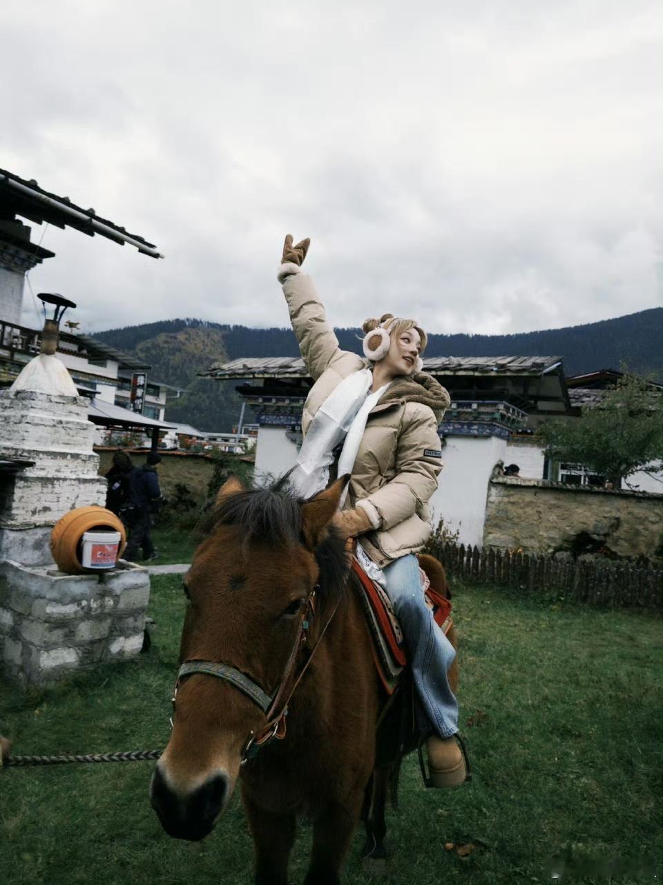 宋雨琦西藏九宫格宋雨琦西藏明信片宋雨琦西藏九宫格，解锁新的城市地标，[红脸笑][