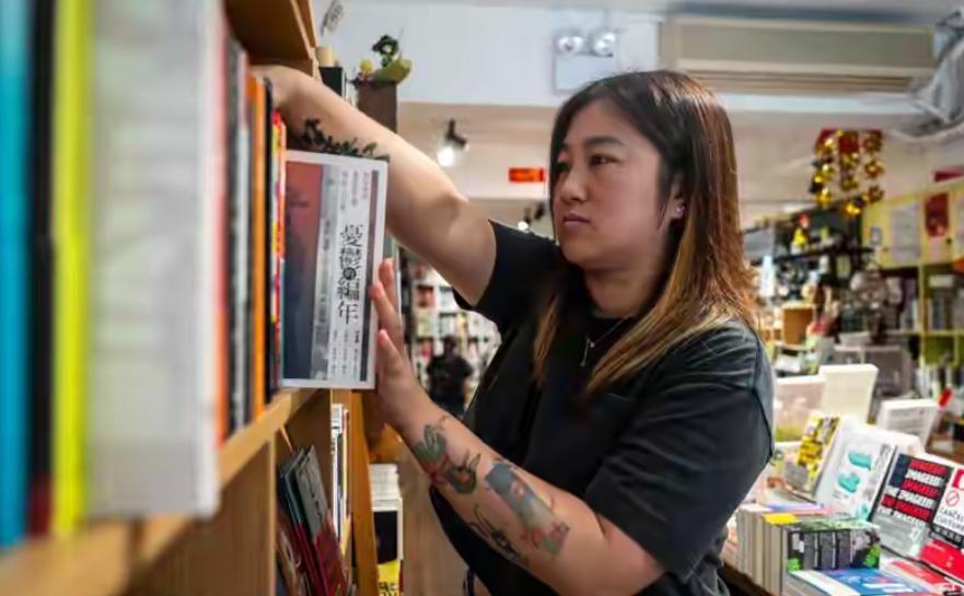 香港街头安静了不少，地铁和路面都不再闹腾。可6月24日深水埗一家书店翻车了：警方