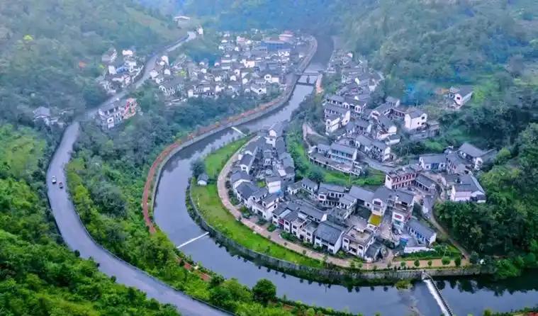 就业才是根本现在很多人一提发展，就盯着数字经济、低空经济、绿色经济这些“高大上