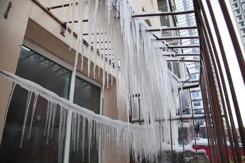 一场普通洗澡引发的“冰雪灾难”！甘肃兰州居民苦不堪言，背后竟藏法律隐患在寒冷