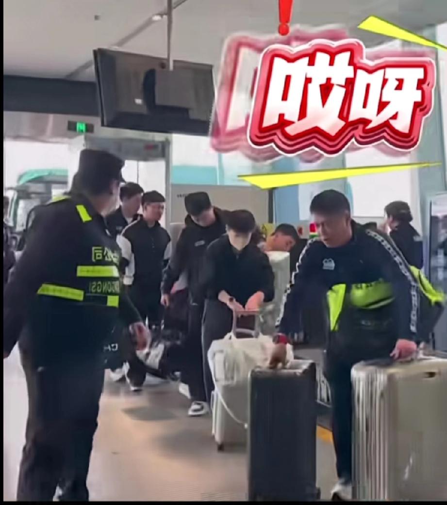 昨天在机场，小莎脆生生一句“哎呀”引得大家都看她，coco也是手忙脚乱！原来莎莎