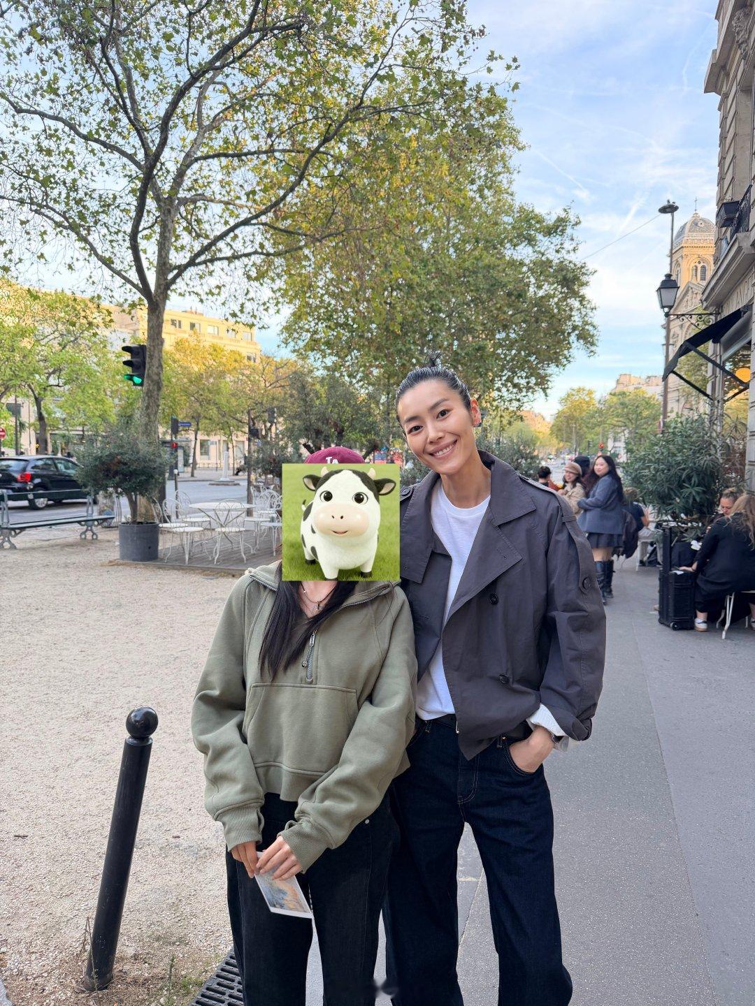 吃个饭遇到了刘雯姐姐还得到了to签🥹温柔的姐姐…🥹​