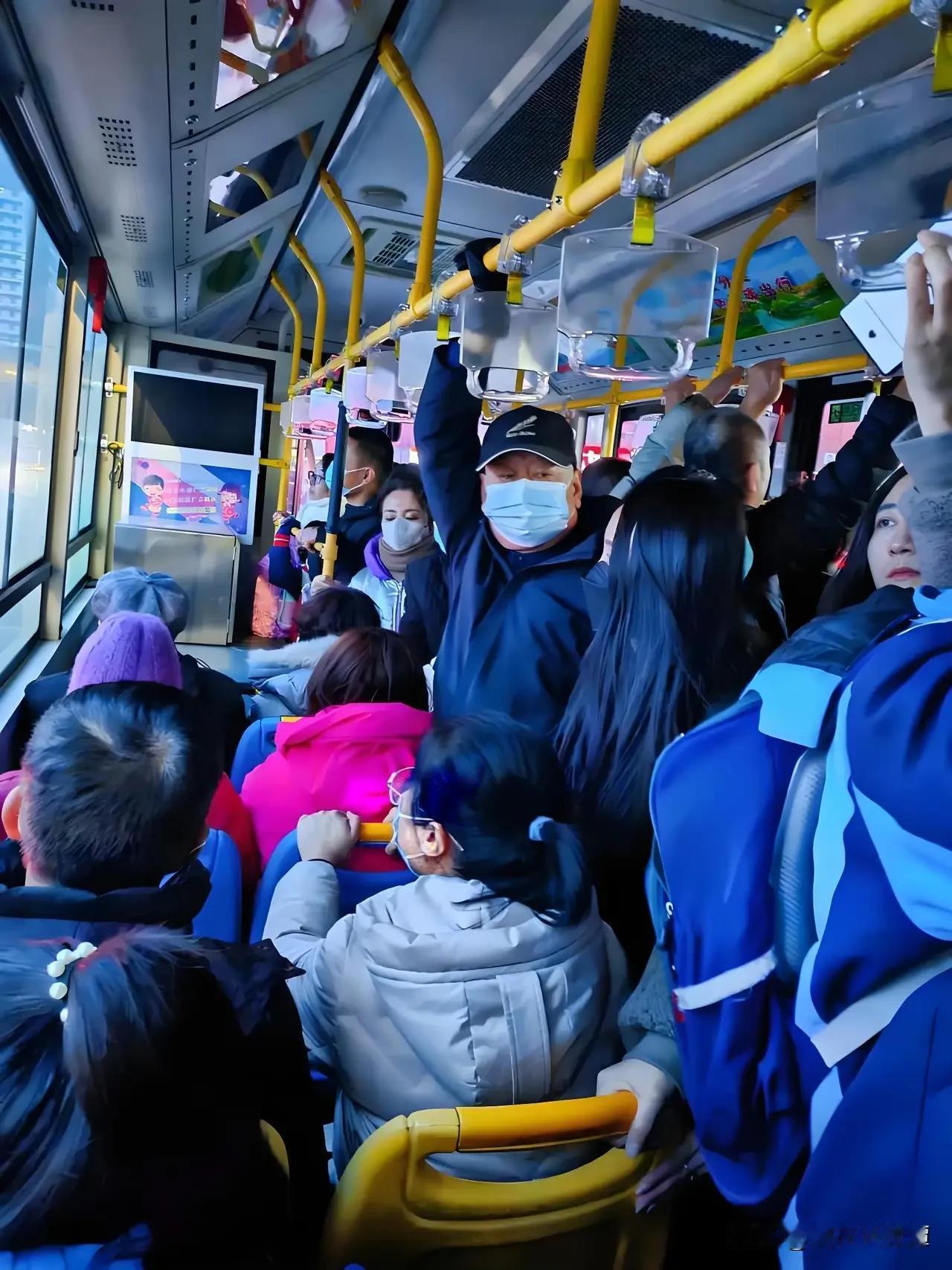 近期长沙多条公交线路试点响应式停靠，对于很多习惯站站停的乘客有些不习惯！最近几