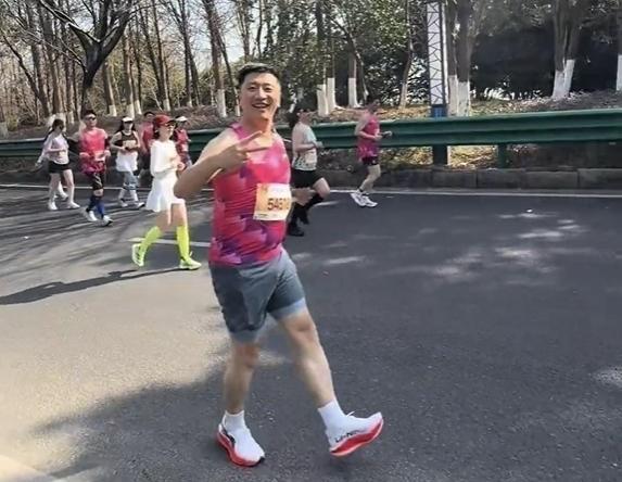 张雪峰的影响力真的很大。他刚死，我朋友圈运动里四五个每天走三万步的人，一下子就