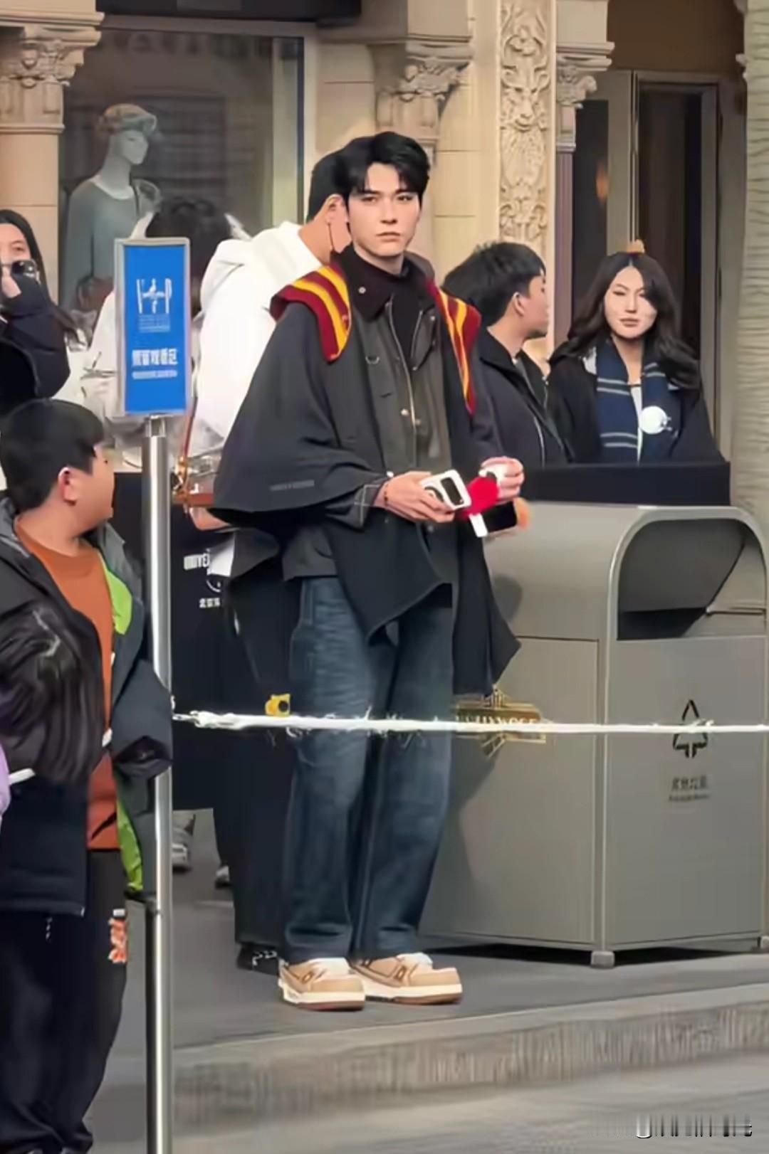 有人在环球影城拍到龚俊，没有三件套口罩、帽子和墨镜，在人群中帅的非常显眼。