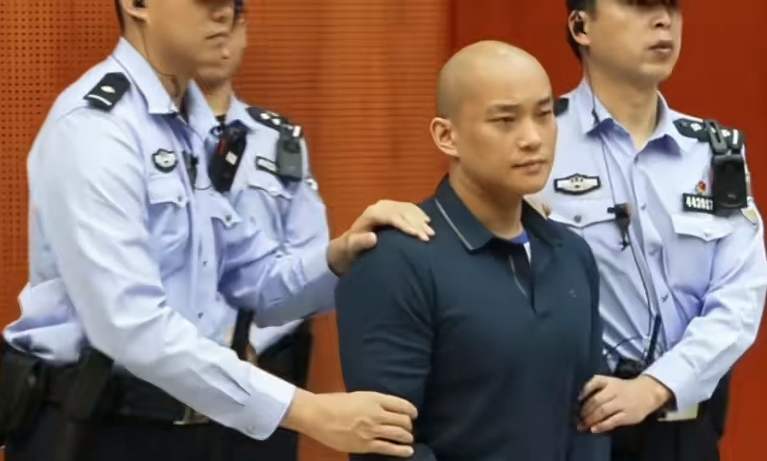 白应苍在2022年11月26日为自己制作的这张生日宣传照，现在看来就是他人生巅峰