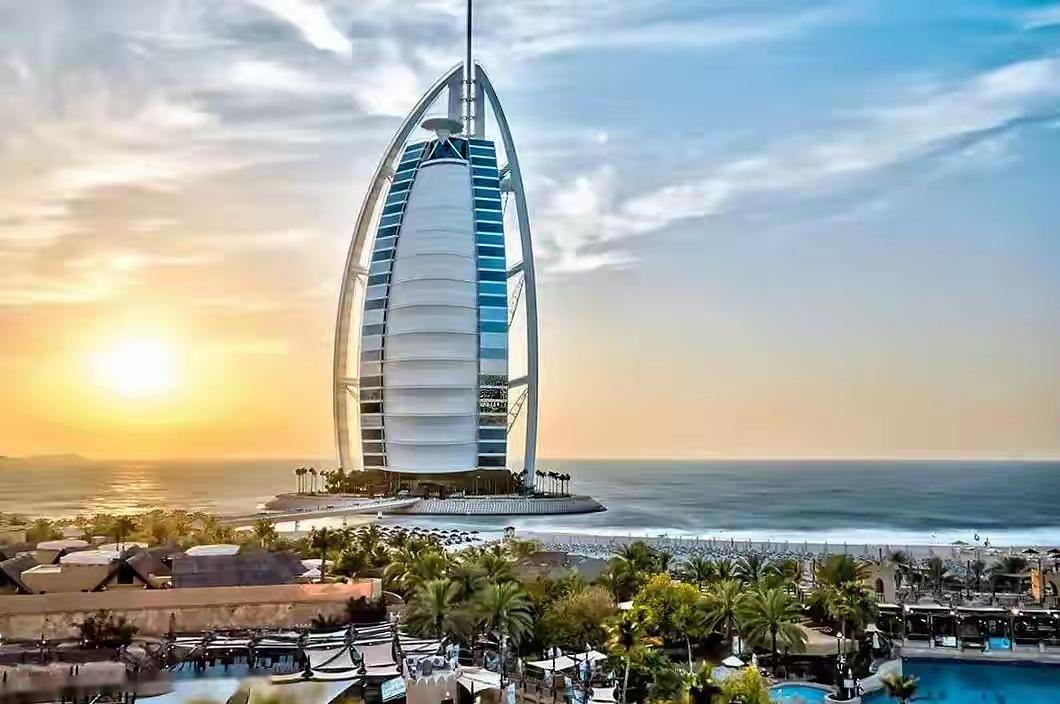 我们7个好朋友夫妻退休都六七年了，平时经常在一起聚会，三个朋友从退休以后，每年都