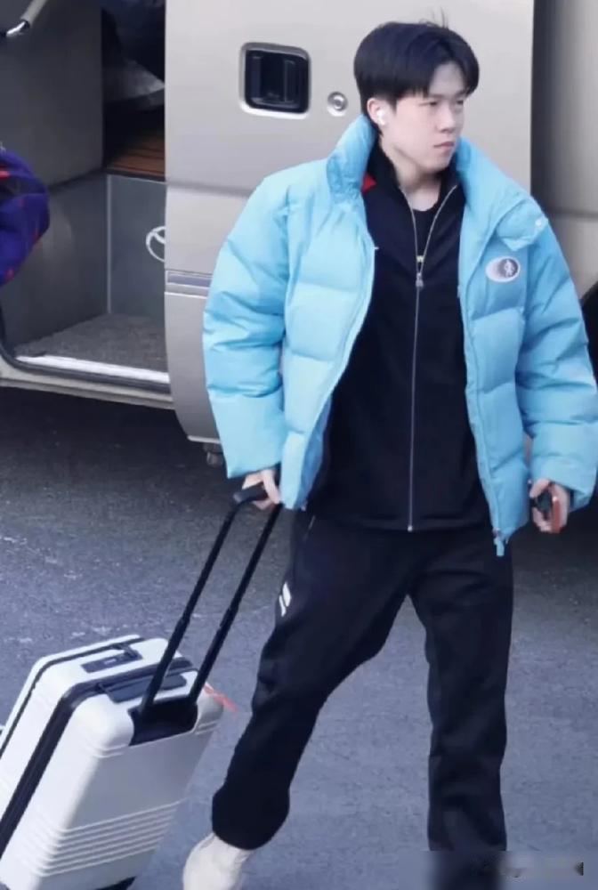 破案啦，莎莎坐的凳子靠背上放的是大头的羽绒服哦！你敢信吗？他俩组成的“莎