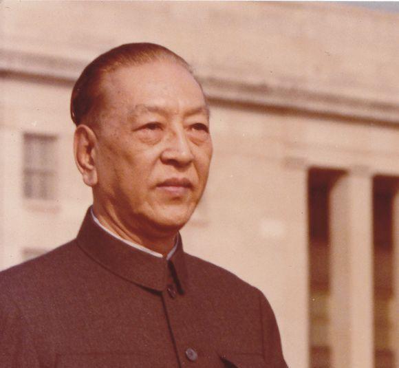 1950年耿飚被任命为将军大使，毛泽东向周恩来建议是否能够保留耿飚的军籍？19