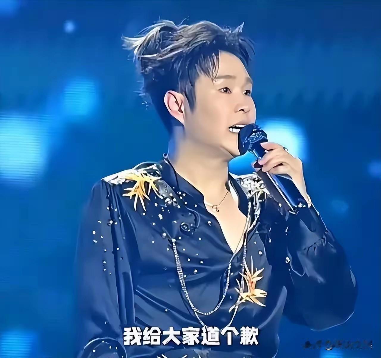 小沈阳下跪道歉！不听赵本山劝告，非要开演唱会！前几天，小沈阳在自己的演唱会上