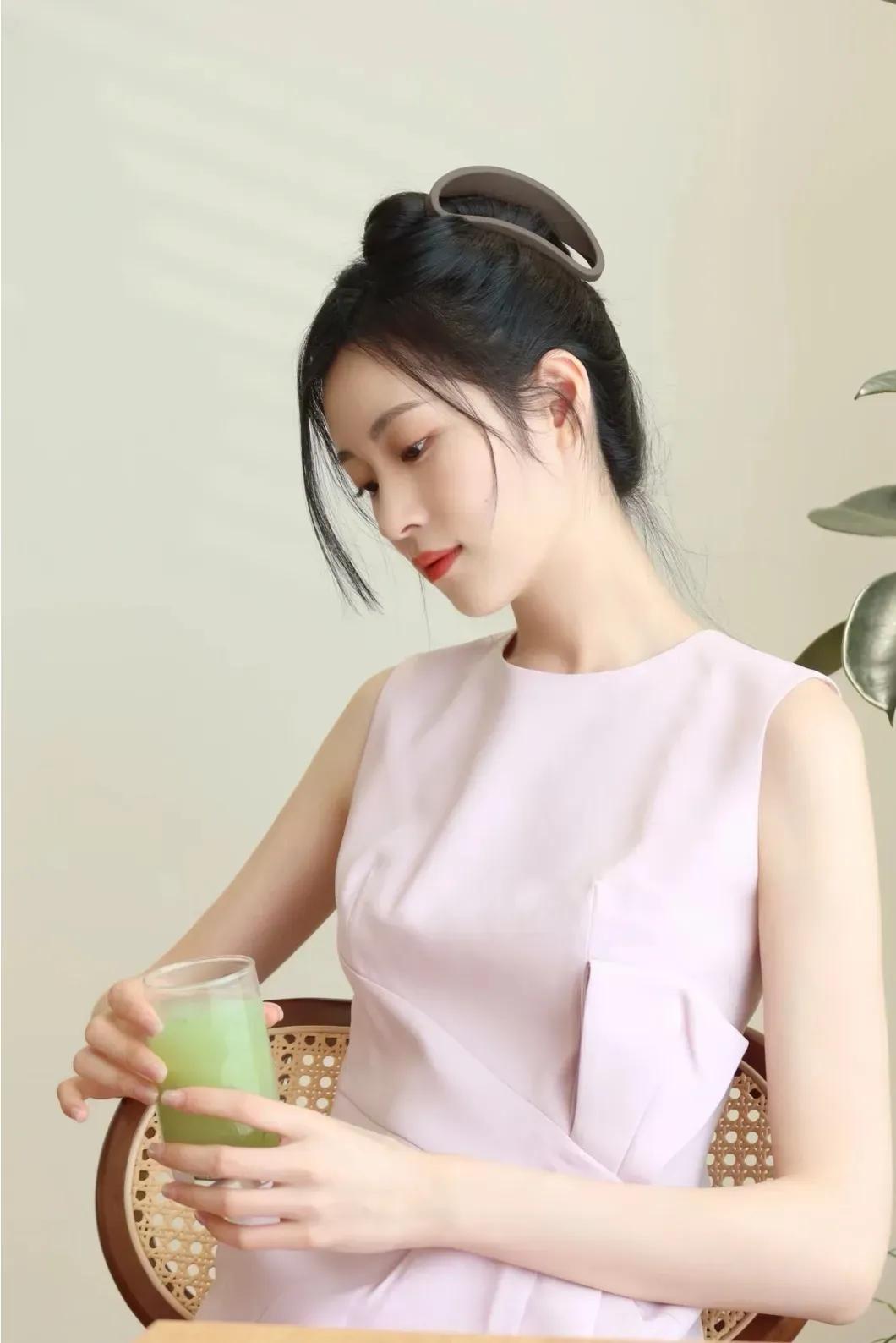 这套穿搭是温柔优雅的浅粉轻熟风，把柔和色调与简约质感融合得很适配。浅粉色无袖连衣