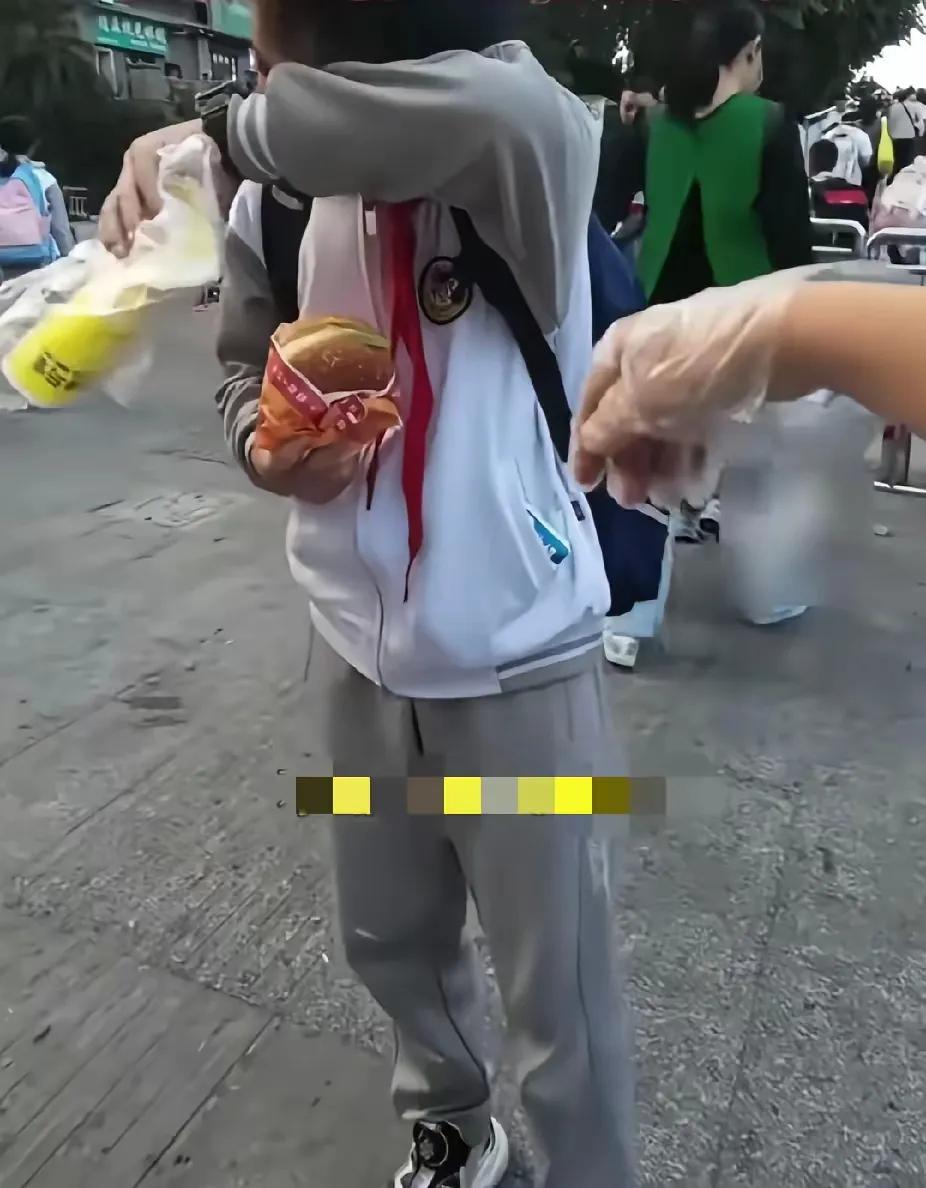 背着书包的小男孩，站在早餐摊旁边突然哭了，摊主大姐的一个举动，让人看着好暖心了。