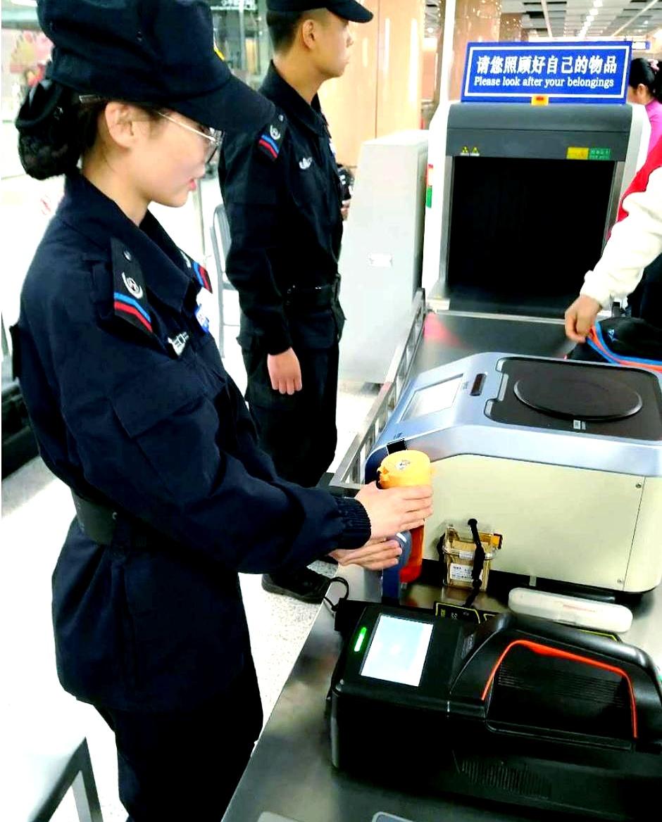 你说这地铁安检员，听起来是个正经工作，结果我邻居家孩子干了不到一年就跑了！那姑