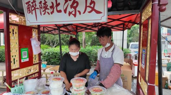 人间自有真情在！山东济南，一位走投无路的单亲妈妈，遇到一对卖水煎包的夫妇，他们不