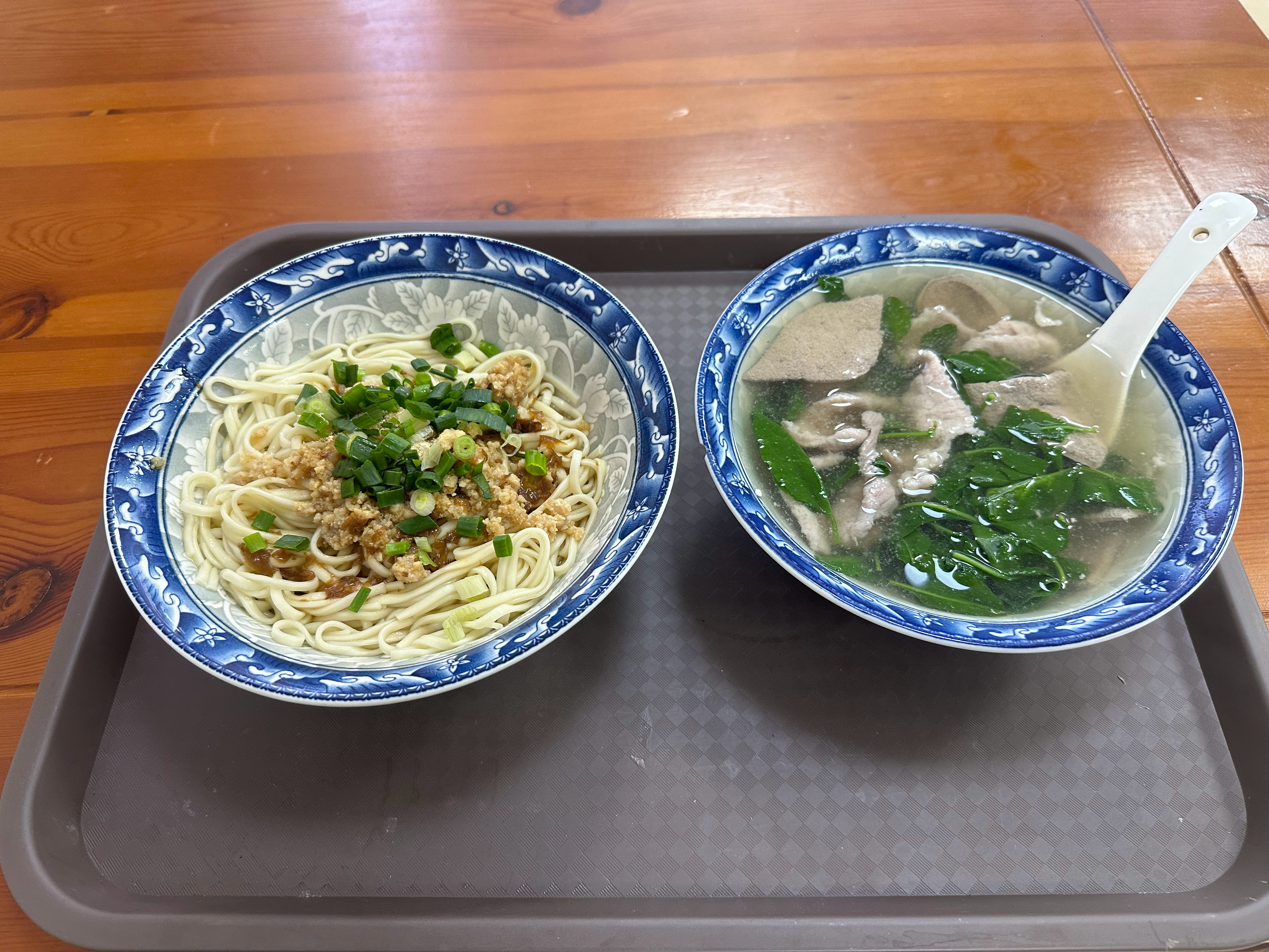早啊，各位！早餐吃这个会不会显得有点多啊？[捂眼睛]​​​