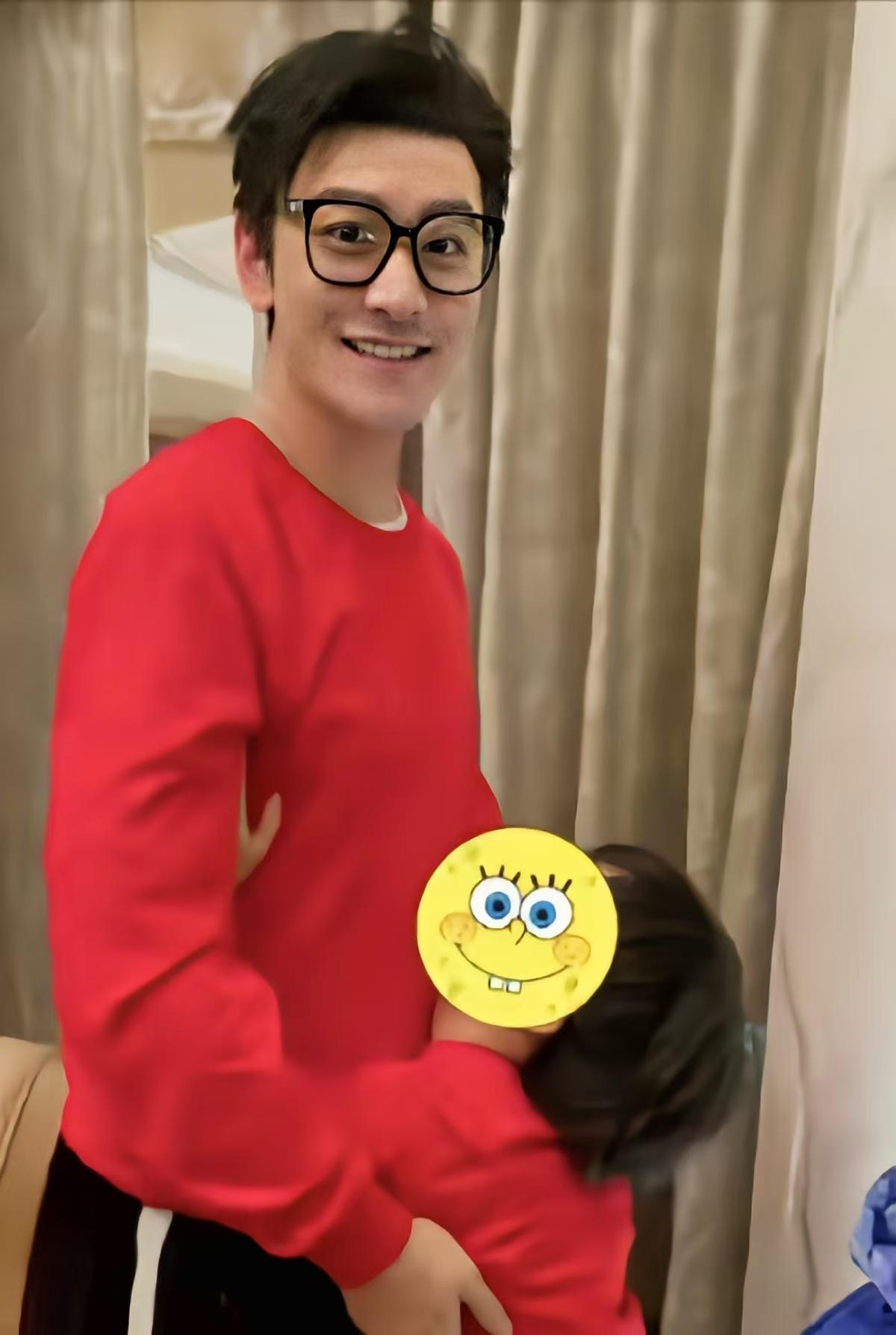 47岁黄晓明公开晒儿子，真正的父爱，就是陪孩子一起累倒在地上突然看到黄晓明。