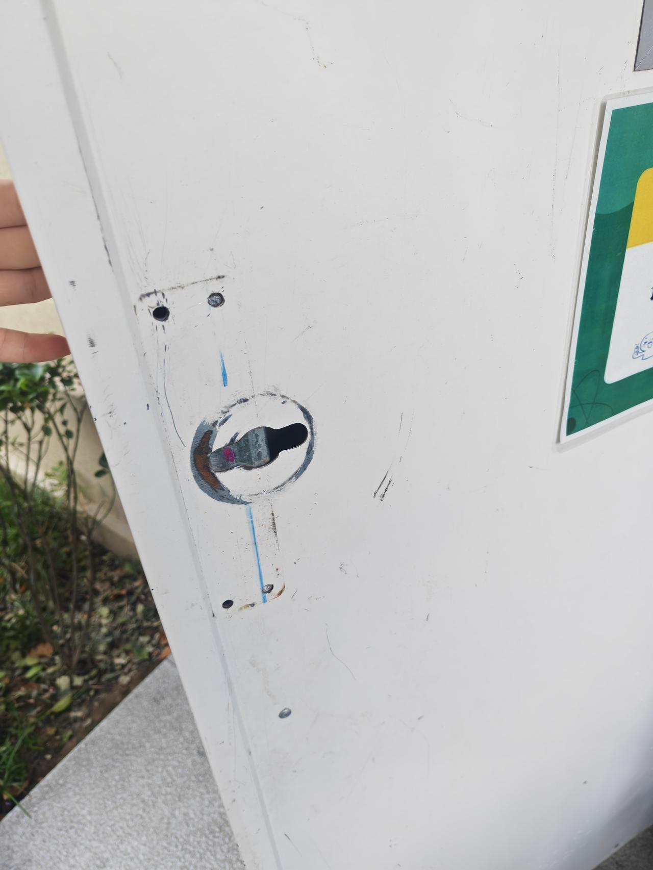 这次回老家的小区，门把手竟然被卸了，联系物业解决，物业竟然说：“为了防止其他人暴