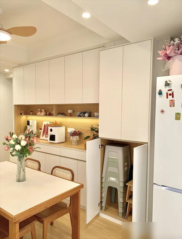 谁懂啊！装修时只想着给衣服留位置，没管塑料凳、电风扇这些“偶尔用但必须有”的东西