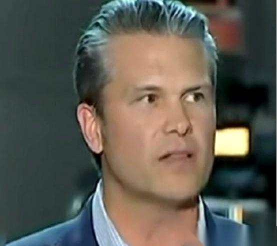 美国防部部长赫格塞思，对着一排镜头，平静地宣布了一件事：“马斯克的AI，将引入国