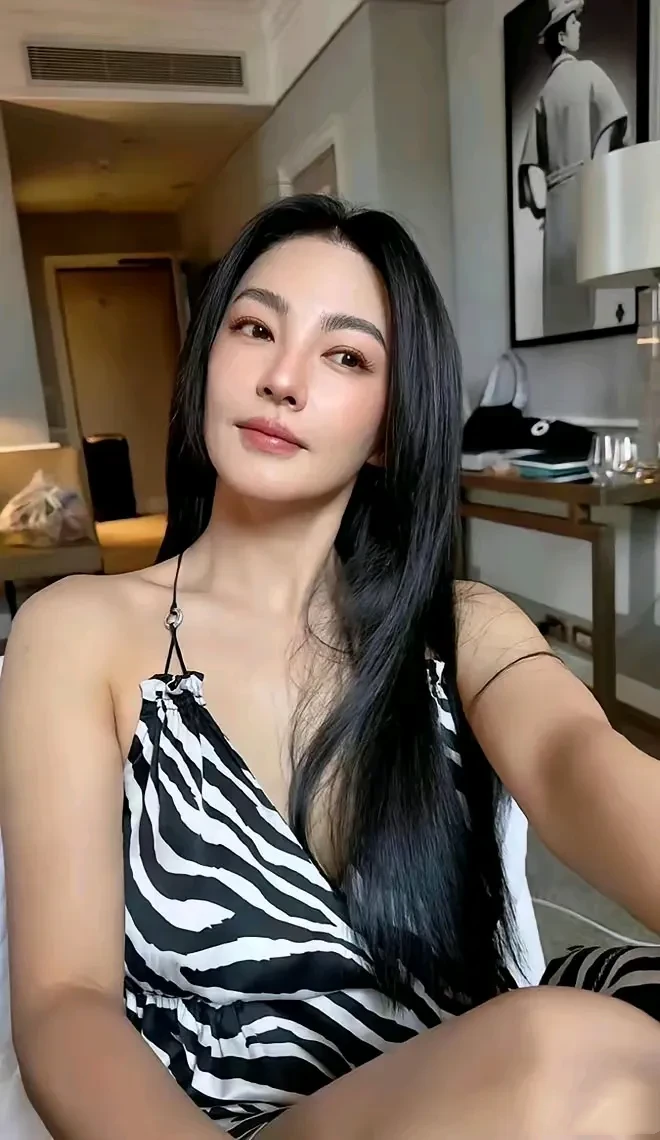 历经多任男朋友的张雨绮，一张随意的家居照！这颜值，果然是能排到巴黎的感觉！
