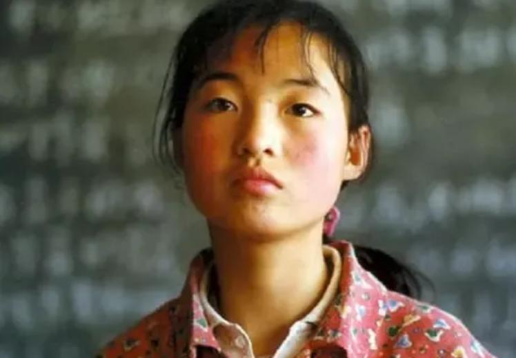 1999年，张艺谋捧红了农村女孩魏敏芝。之后，魏敏芝想当明星，张艺谋却道：“你长