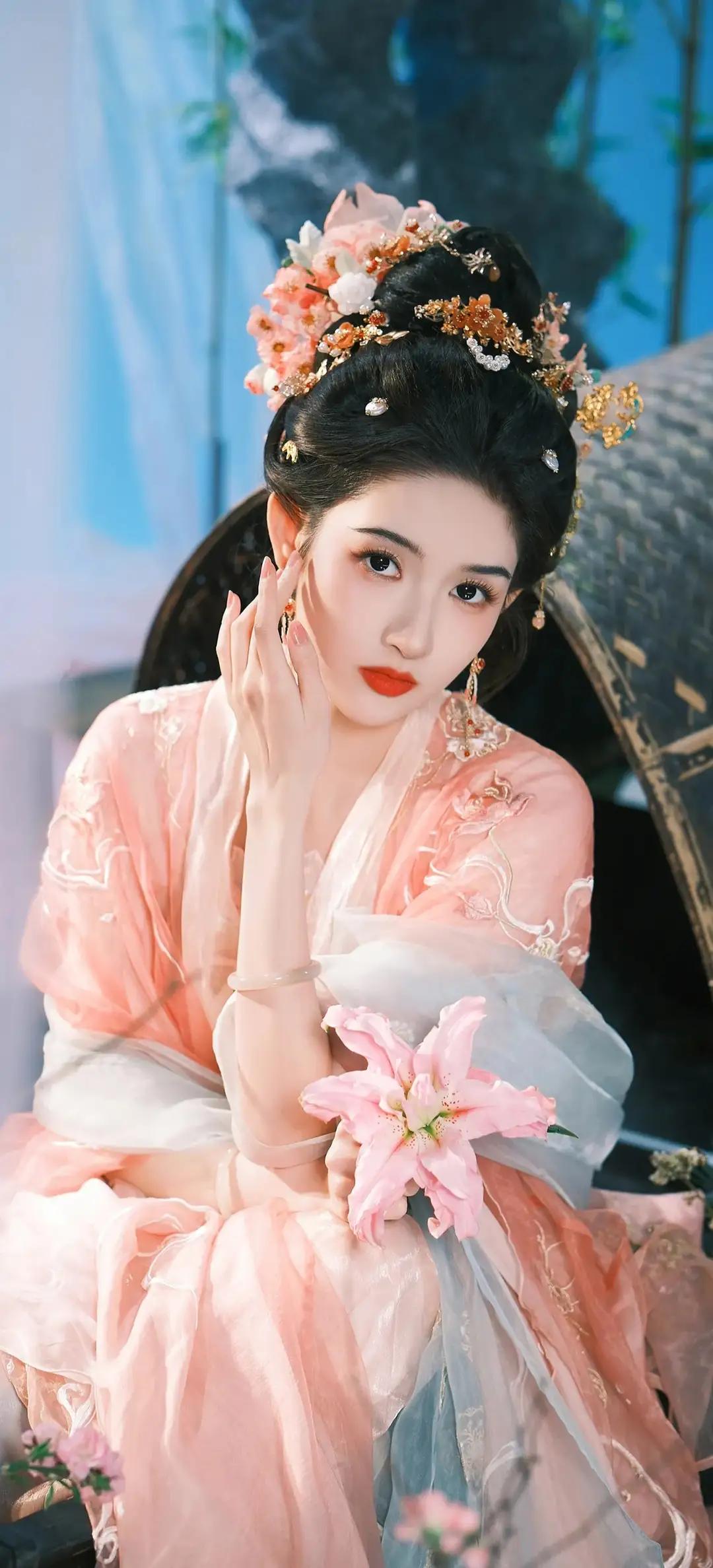 王玉雯，粉裙曳水，簪花映容，一颦一笑皆是东方古韵。汉服之美，在一针一线的精致，