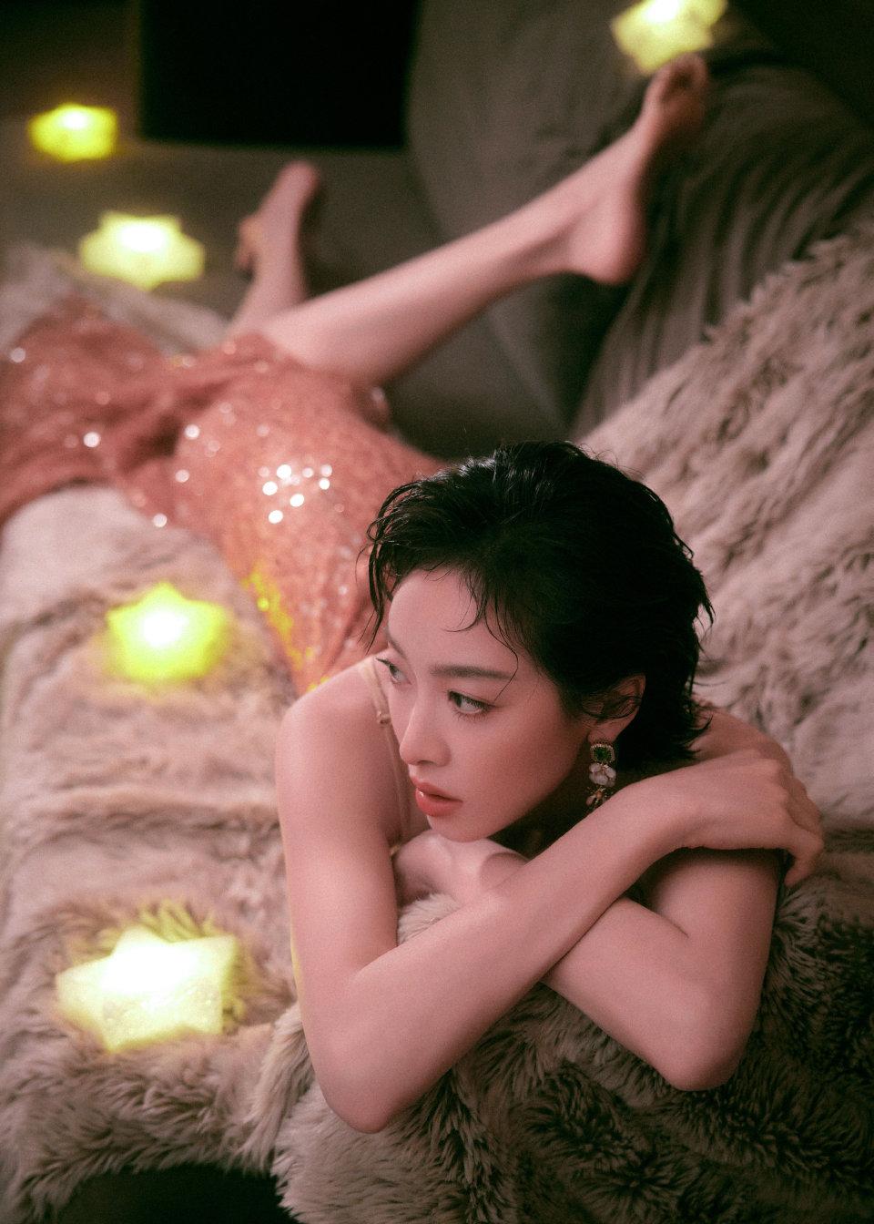 谁懂宋茜这一张图的含金量，光脚丫真的好美呀！