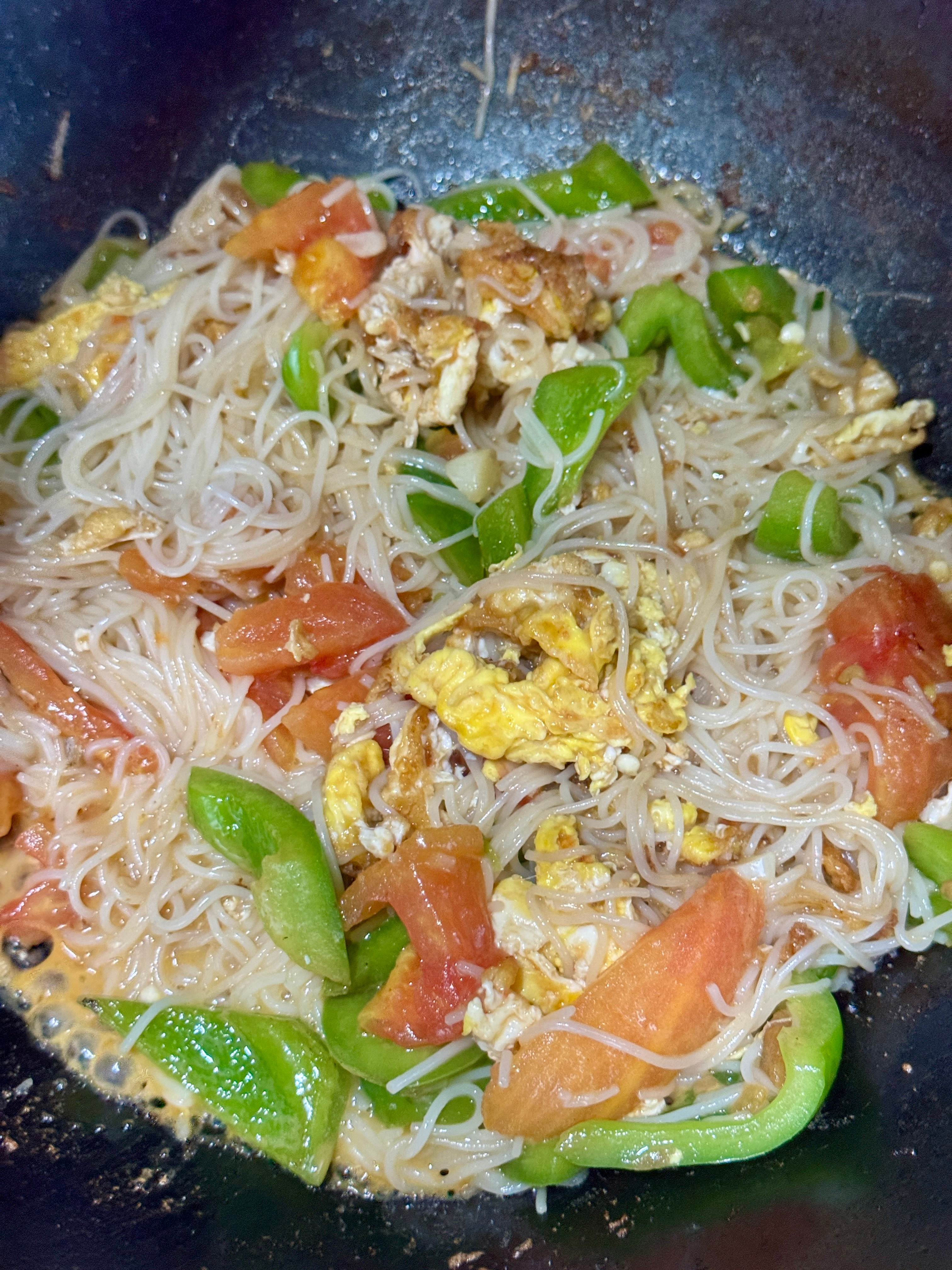 懒得做饭了，晚上随便炒个米粉吃得了反正都是老登，也吃不了多少东西了