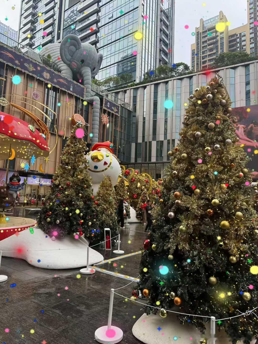 万象天地的圣诞氛围挺浓啊，今天是平安夜，大家下班后去嗨皮吗？