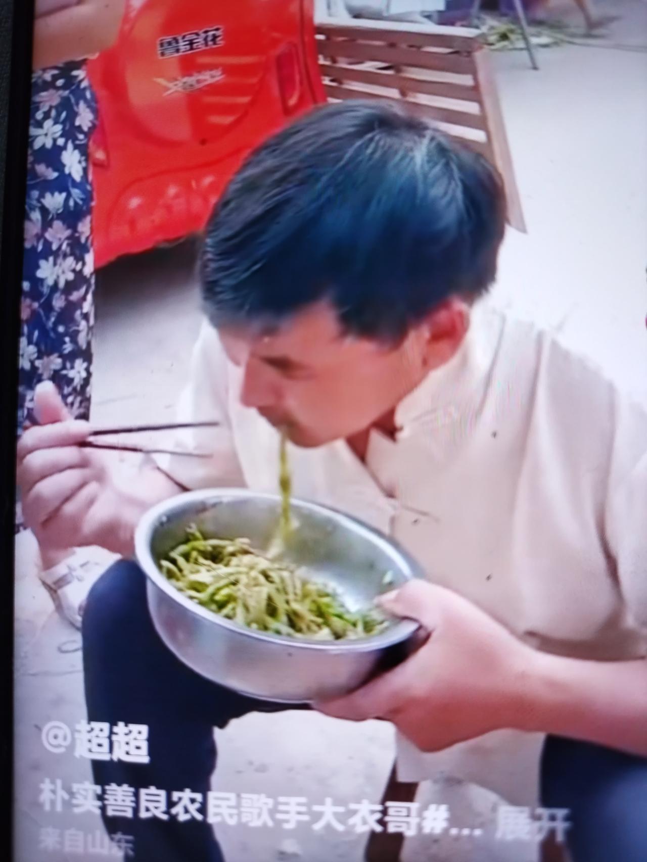 大衣哥朱之文就这么吃饭，还能减肥？这家伙的，吃饭不用碗了都用盆装了。虽然