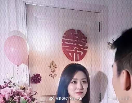 伴娘看新郎⁠那个眼神，简直是要拉‎﻿丝了